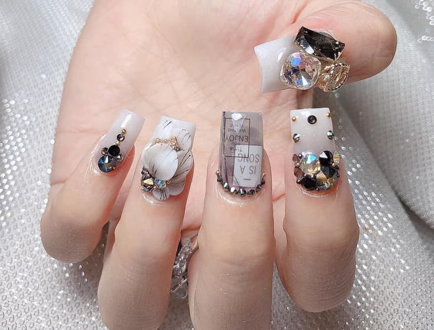 15 Mẫu Nail Đính Đá Đẹp từ Nhẹ nhàng Đơn gản đến Sang Trọng