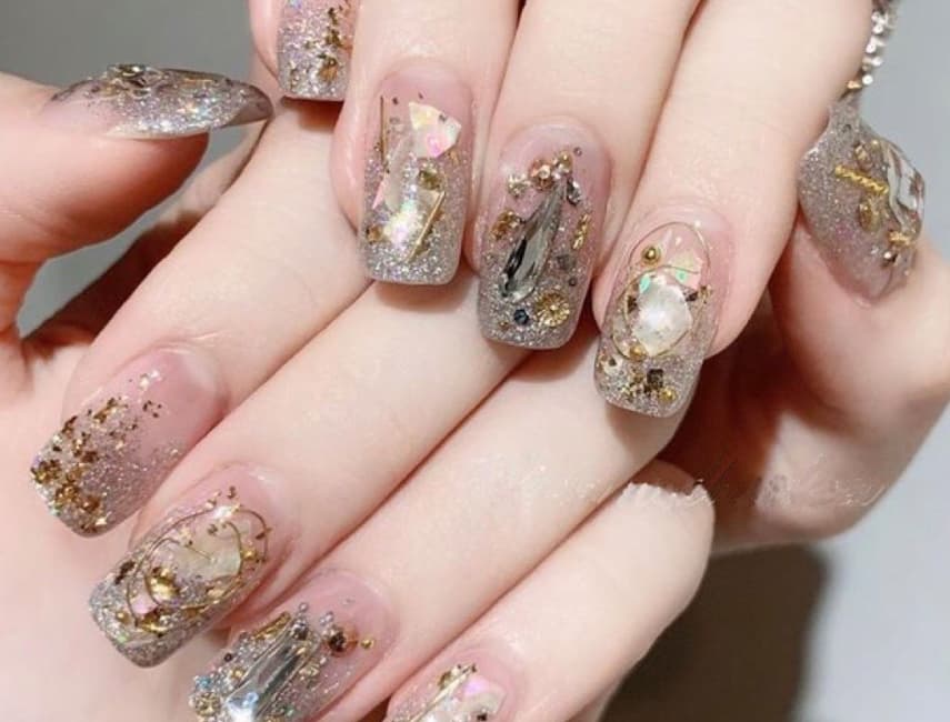 Các mẫu nail đính đá từ sang trọng đến đơn giản