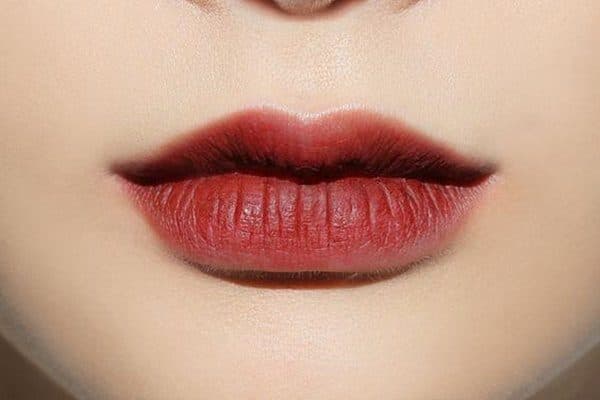 Phun xăm môi màu đỏ mận là gì?