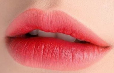 Đối tượng nào phù hợp với phun xăm môi màu đỏ cam?