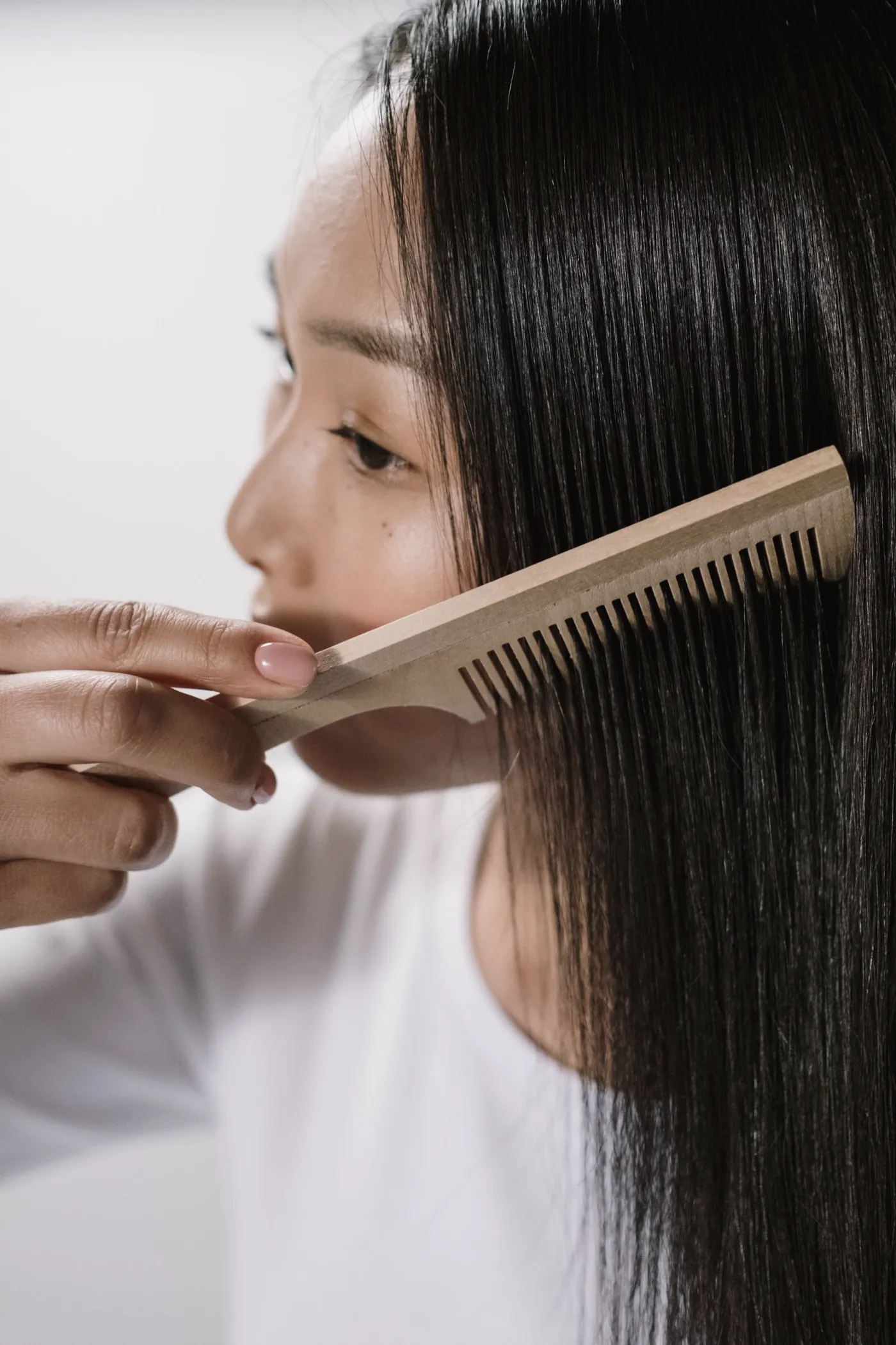 Chải tóc bằng lược gỗ