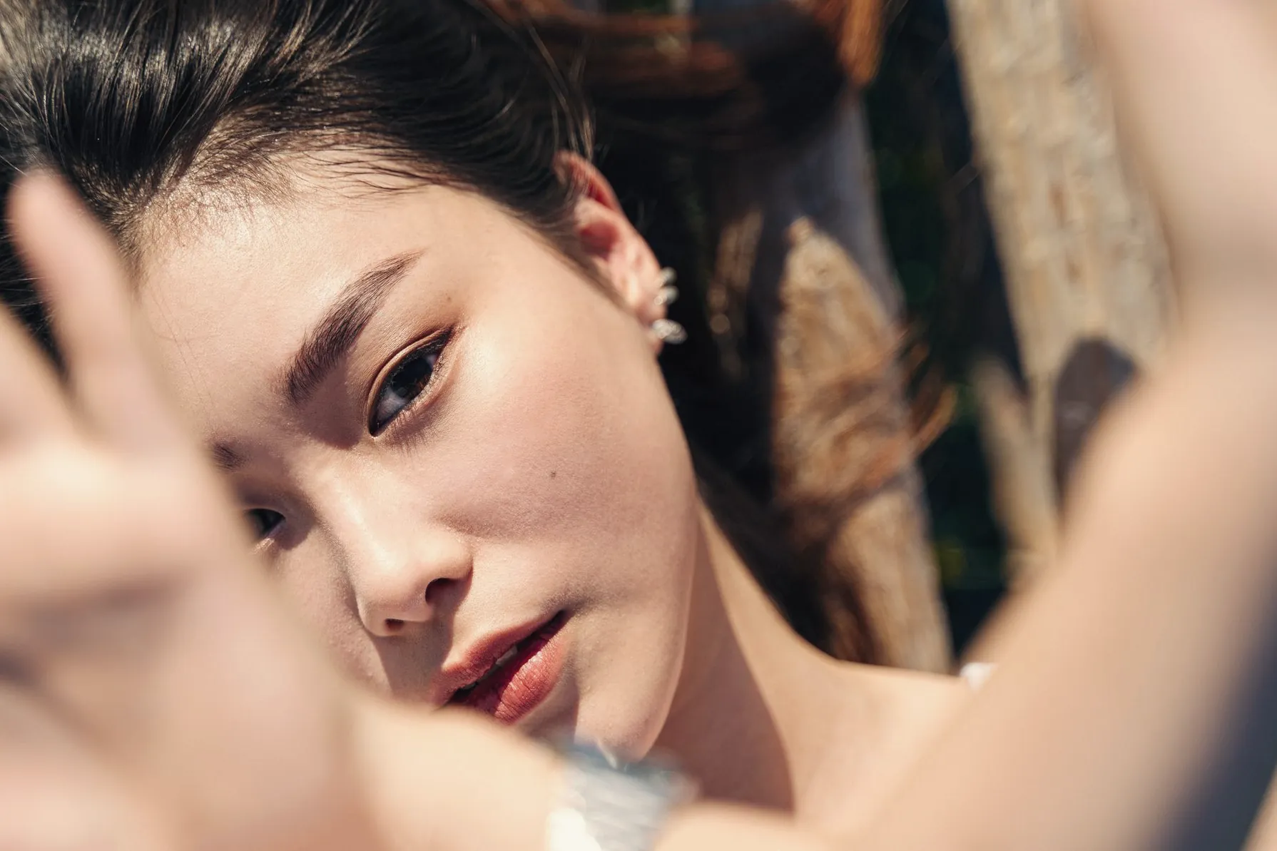 Chân dung cô gái đưa tay lên khung hình