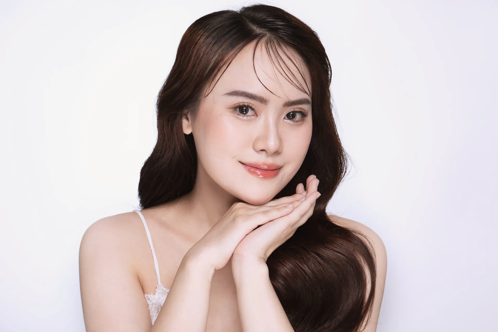 Cô gái tóc dài đặt tay dưới cằm