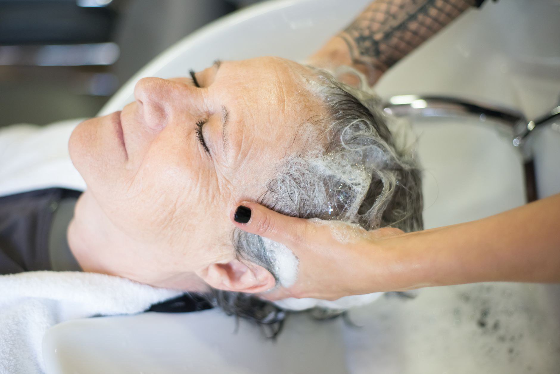 Kết hợp gội ở salon và chăm sóc tóc tại nhà