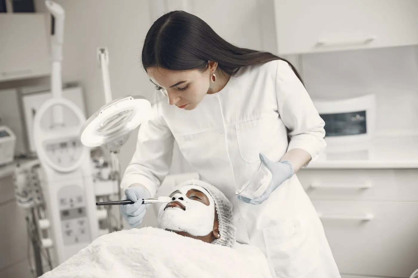 Kỹ thuật viên chăm sóc da cho khách
