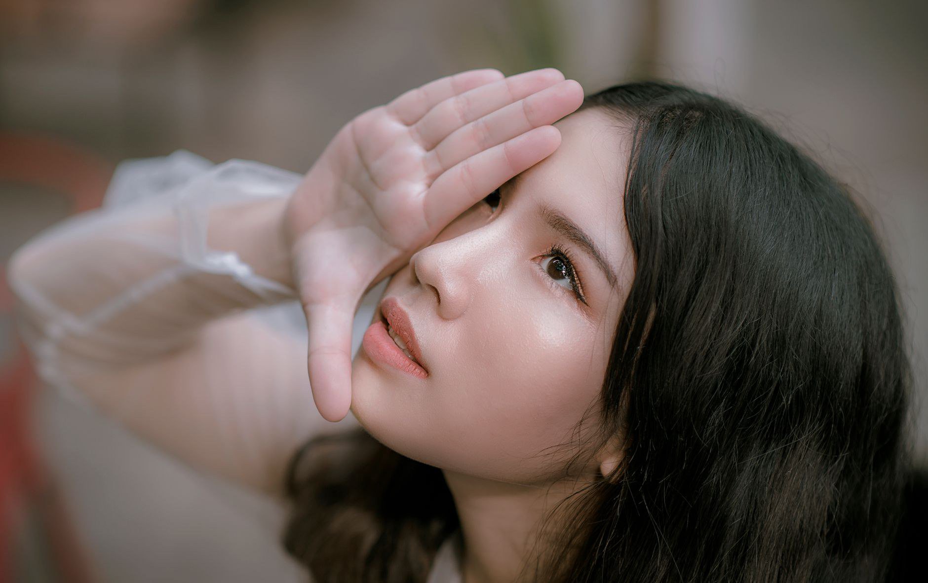 Tông da, màu tóc hợp với mày nâu xám