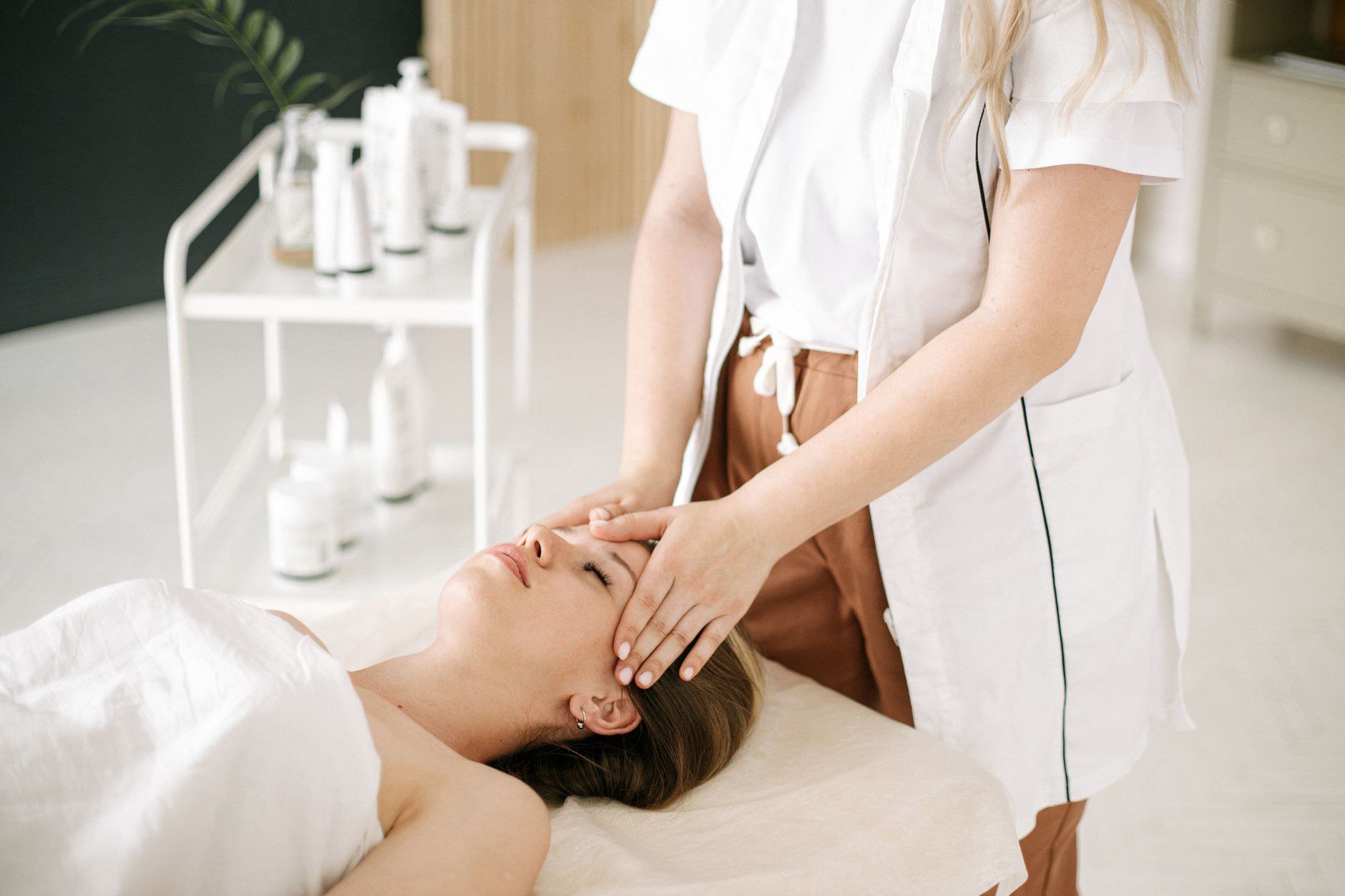 Cách 3: day nhẹ vùng thái dương và sau tai Cách 3: day nhẹ vùng thái dương và sau tai