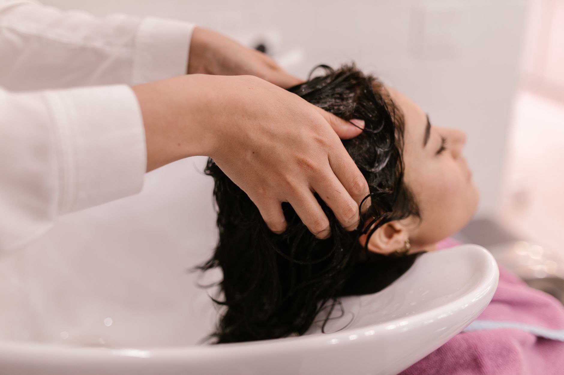 Cách 2: miết dọc chân tóc từ trán ra sau gáy Cách 2: miết dọc chân tóc từ trán ra sau gáy