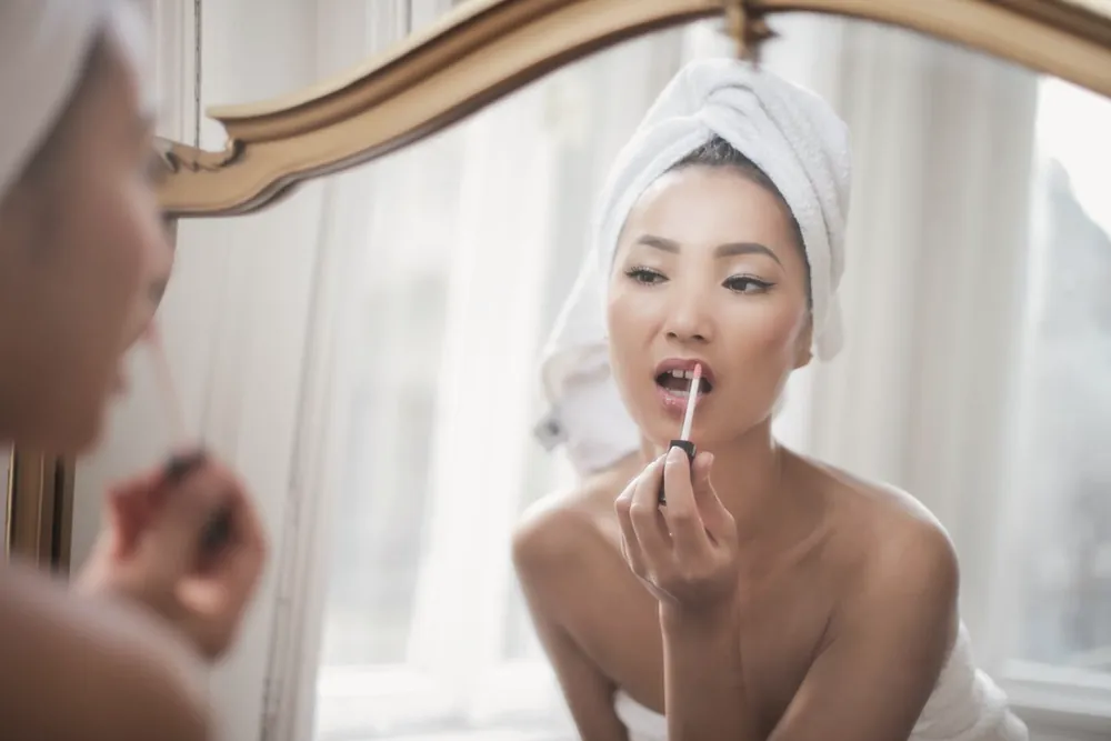 Thoa son dưỡng trước gương